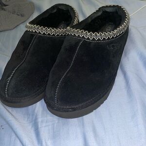 Ugg, size 11 or 12 I don’t remember but either way fits both😭 black slippers